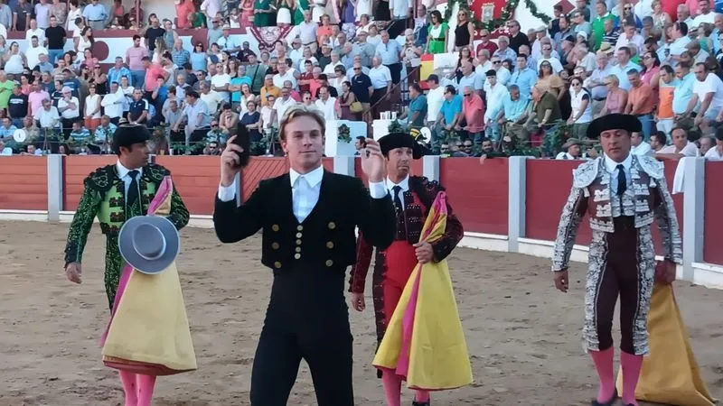 Foto 7 - Hermoso de Mendoza indulta un toro de Capea en una apote&oacute;sica tarde de rejoneo en Guijuelo