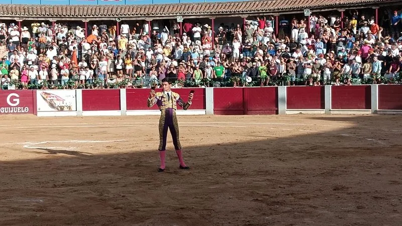 Foto 8 -  Un rotundo Diosleguarde, en hombros con las figuras en Guijuelo