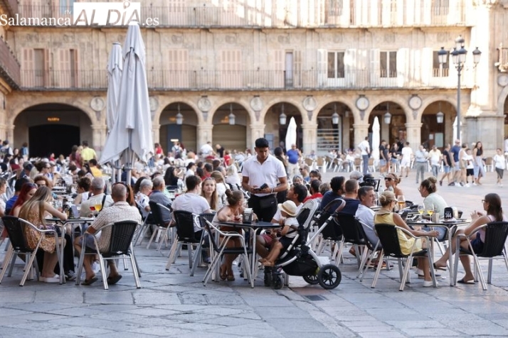 Buen ambiente en el centro de Salamanca en un fin de semana marcado por el calor