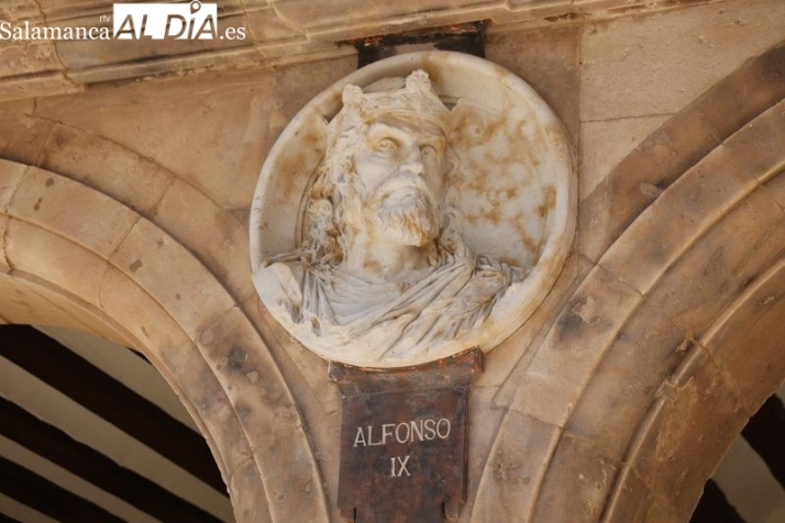 Descubierto el medallón dedicado a Alfonso IX de León en la Plaza Mayor