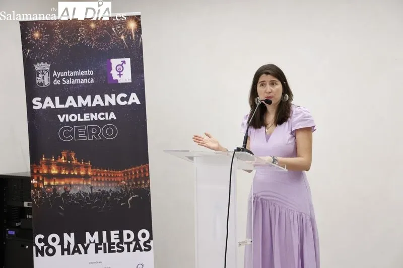 Las concejalas de Familia e Igualdad de Oportunidades, Miryam Rodríguez, y de Salud Pública, María de la Vega Villar, presentaban esta mañana la campaña de sensibilización y prevención contra agresiones sexuales para las Fiestas de Salamanca. Foto de Davi