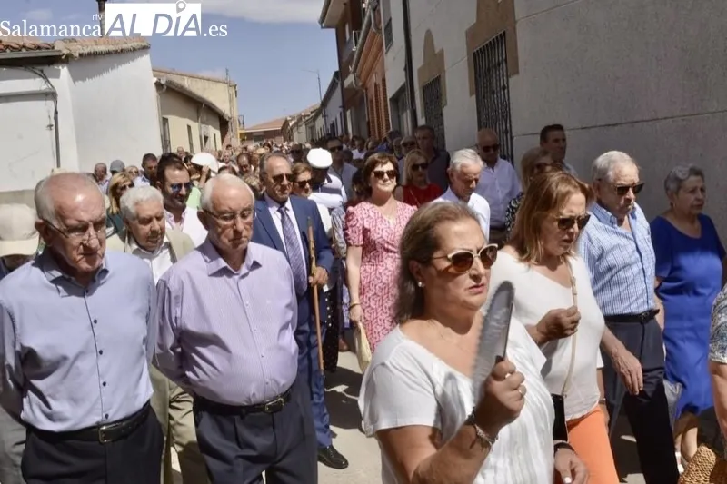Foto 6 - Macotera se echa a las calles con sus mejores galas para honrar a su patrona, la Virgen de la Encina, con su esperada proces&iacute;&oacute;n y una paellada popular
