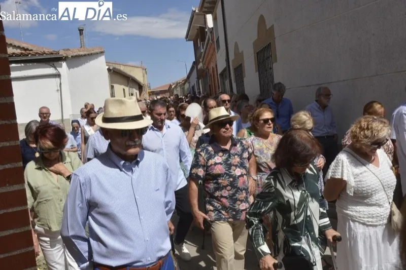 Foto 3 - Macotera se echa a las calles con sus mejores galas para honrar a su patrona, la Virgen de la Encina, con su esperada proces&iacute;&oacute;n y una paellada popular