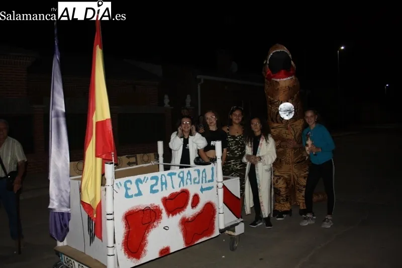 El desfile de peñas y disfraces abre las fiestas de Villoria