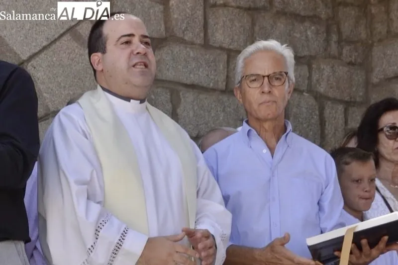Foto 9 - Macotera se echa a las calles con sus mejores galas para honrar a su patrona, la Virgen de la Encina, con su esperada proces&iacute;&oacute;n y una paellada popular