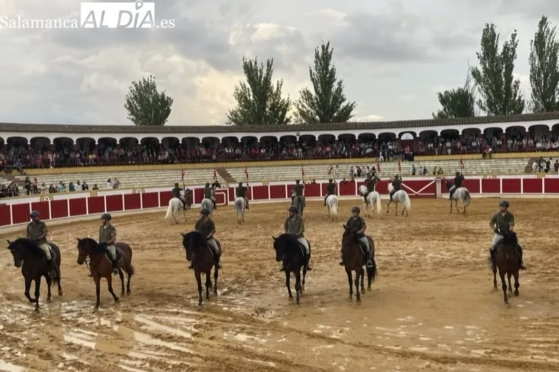 Foto 3 - Espectacular exhibici&oacute;n de la Guardia Real bajo la lluvia en Pe&ntilde;aranda