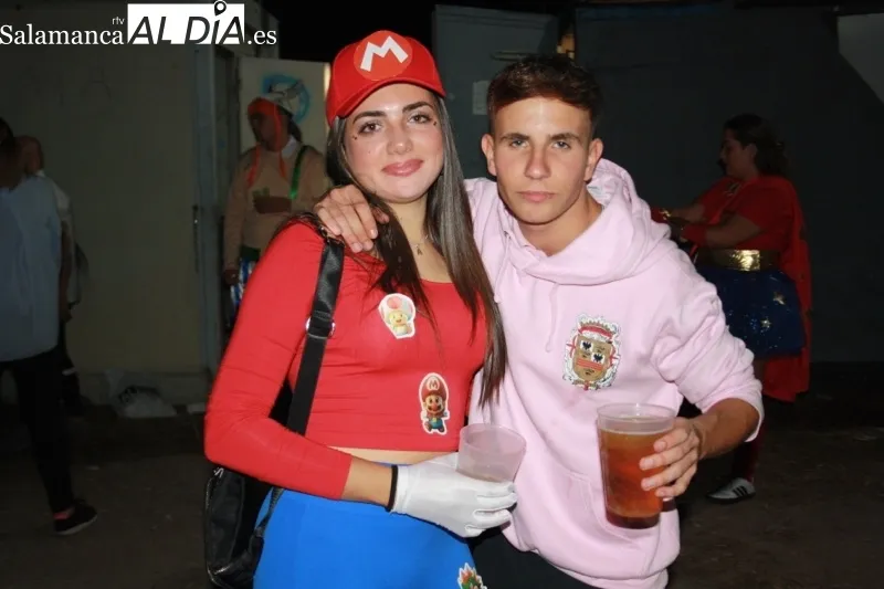 El desfile de peñas y disfraces abre las fiestas de Villoria