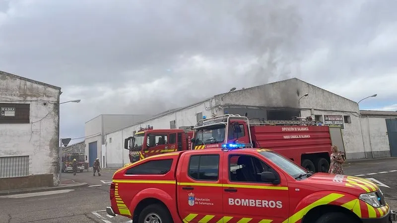 Foto 10 - Un incendio en Villares de la Reina moviliza a varias dotaciones de Bomberos 