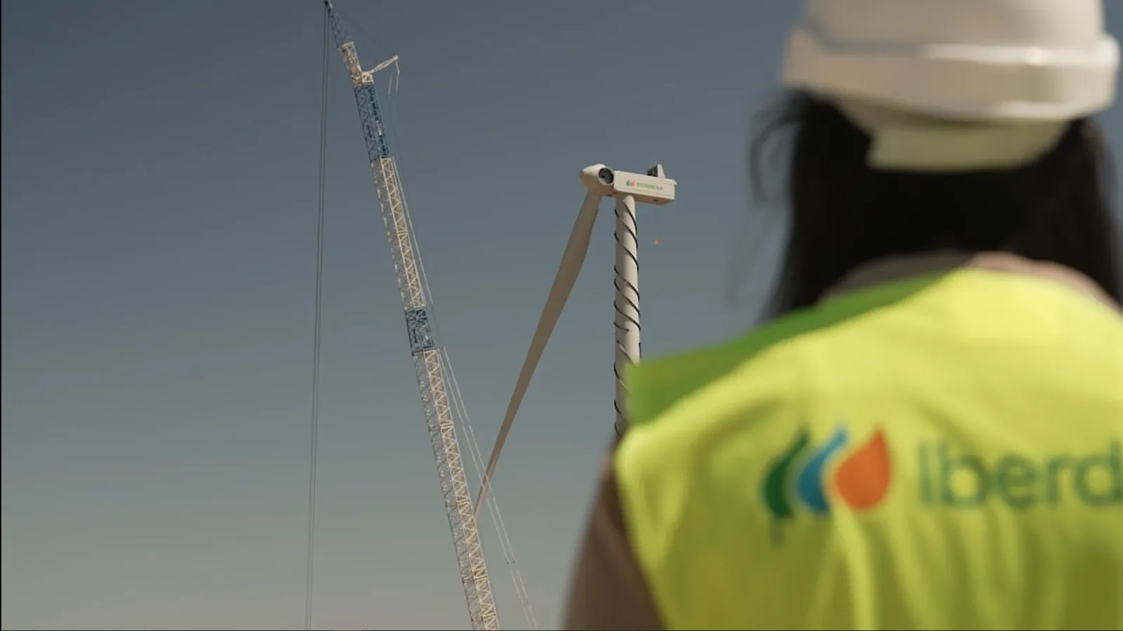 Primer aerogenerador del parque eólico Buniel -104 megavatios (MW)- que, situado en los términos municipales burgaleses de Albillos, Arcos de la Llana, Buniel, Cavia, Cayuela, Villagonzalo Pedernales y Villalbilla de Burgos