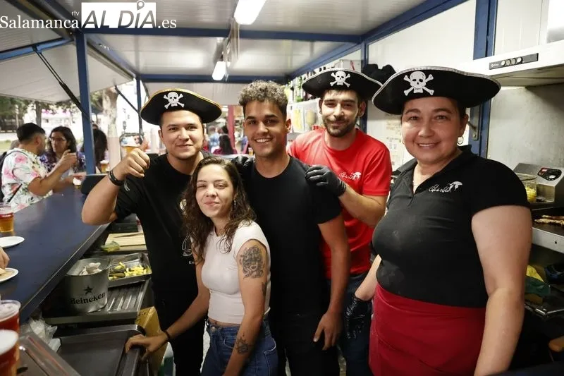 Ambiente en las casetas de la Feria de Día ubicadas en La Alamedilla. Fotos: David Sañudo