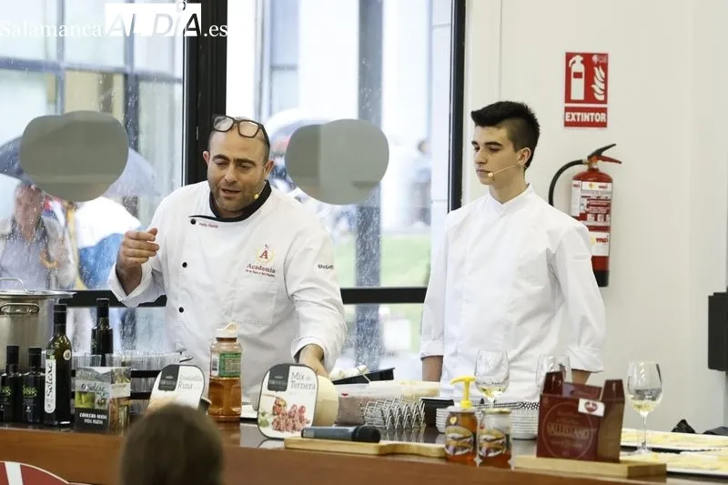 Cata de productos agroalimentarios y Showcooking con 'Salamanca en Bandeja'. Fotos: David Dañudo 