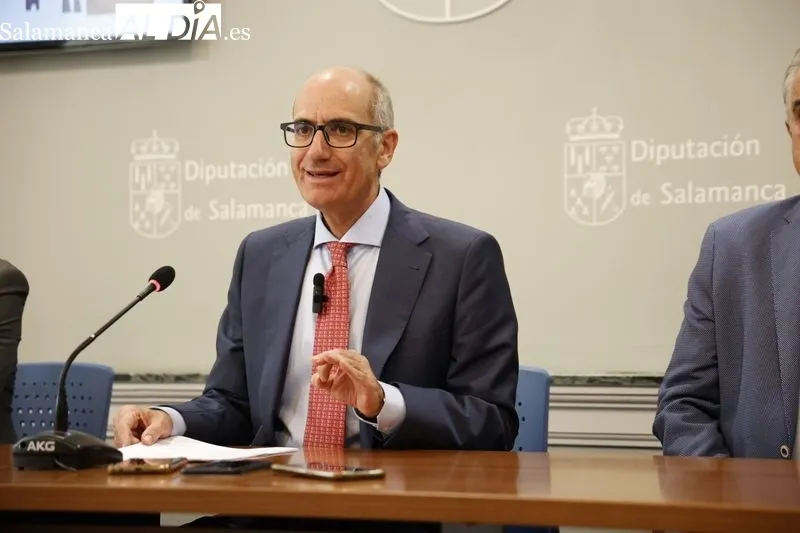 El presidente de la Diputación, Javier Iglesias, acompañado de los diputados de Salamaq y de Agricultura y Ganadería, Santiago Castañeda y José Roque, respectivamente. Fotos: David Sañudo