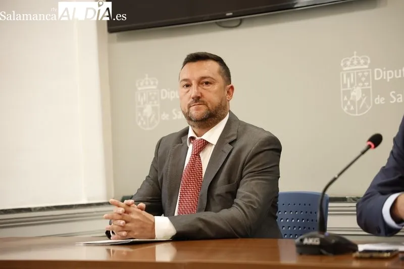 El presidente de la Diputación, Javier Iglesias, acompañado de los diputados de Salamaq y de Agricultura y Ganadería, Santiago Castañeda y José Roque, respectivamente. Fotos: David Sañudo