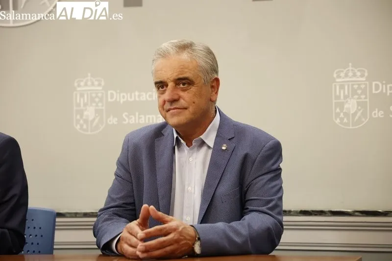 El presidente de la Diputación, Javier Iglesias, acompañado de los diputados de Salamaq y de Agricultura y Ganadería, Santiago Castañeda y José Roque, respectivamente. Fotos: David Sañudo