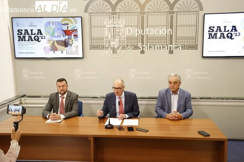El presidente de la Diputación, Javier Iglesias, acompañado de los diputados de Salamaq y de Agricultura y Ganadería, Santiago Castañeda y José Roque, respectivamente. Fotos: David Sañudo