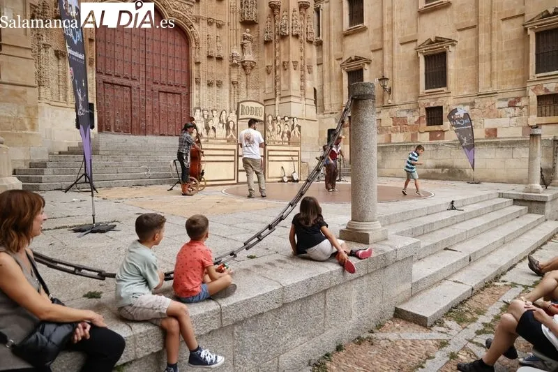 'Rodeo', de la compañía La Banda del Otro en el Patio Chico dentro del Festival de Artes de Calle. Fotos: David Sañudo