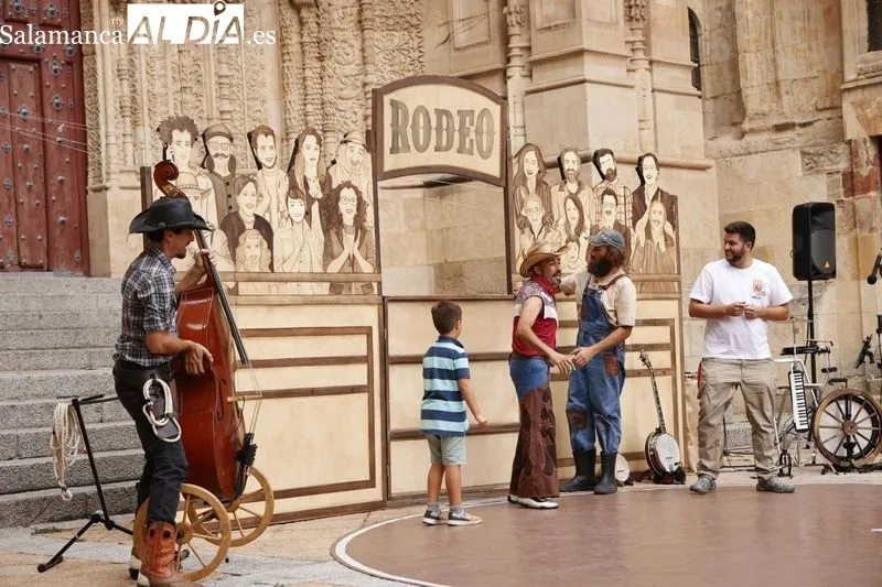 'Rodeo', de la compañía La Banda del Otro en el Patio Chico dentro del Festival de Artes de Calle. Fotos: David Sañudo