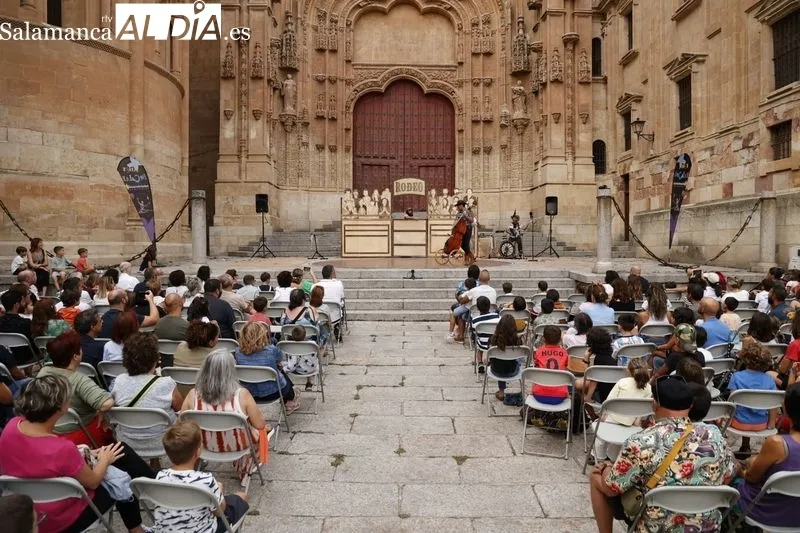 'Rodeo', de la compañía La Banda del Otro en el Patio Chico dentro del Festival de Artes de Calle. Fotos: David Sañudo