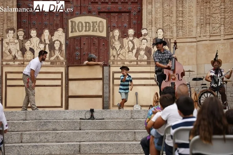 'Rodeo', de la compañía La Banda del Otro en el Patio Chico dentro del Festival de Artes de Calle. Fotos: David Sañudo