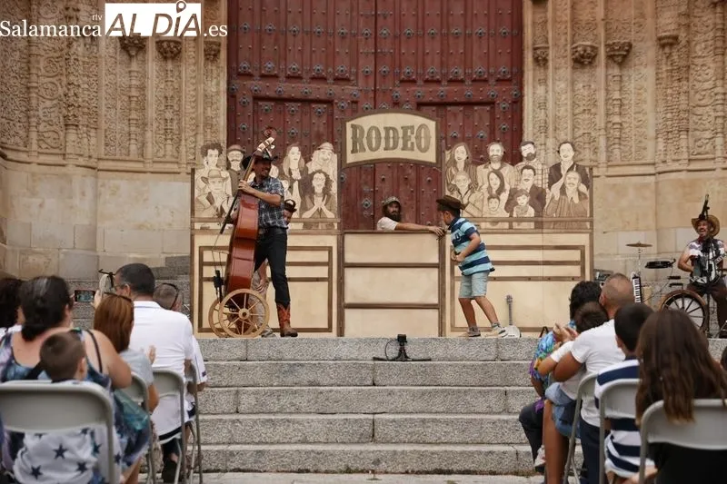 'Rodeo', de la compañía La Banda del Otro en el Patio Chico dentro del Festival de Artes de Calle. Fotos: David Sañudo