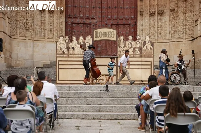 'Rodeo', de la compañía La Banda del Otro en el Patio Chico dentro del Festival de Artes de Calle. Fotos: David Sañudo