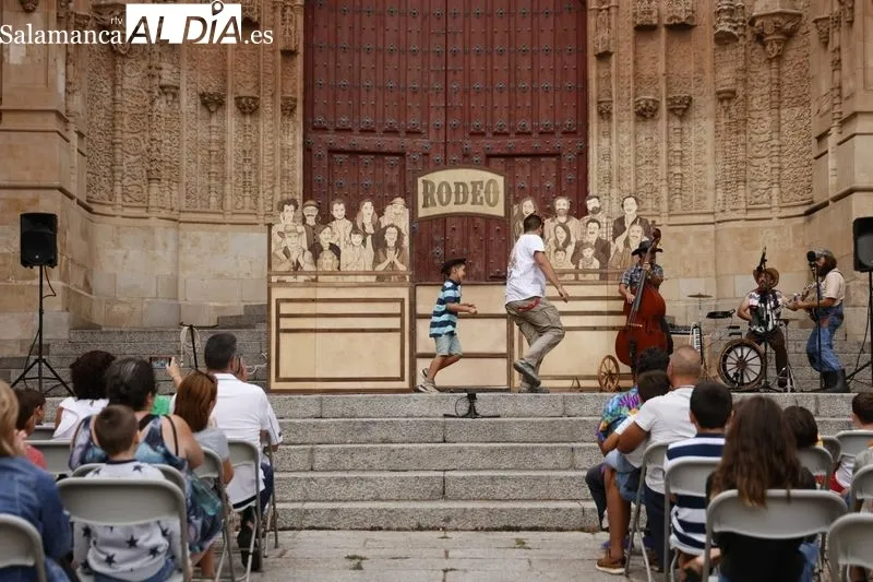 'Rodeo', de la compañía La Banda del Otro en el Patio Chico dentro del Festival de Artes de Calle. Fotos: David Sañudo
