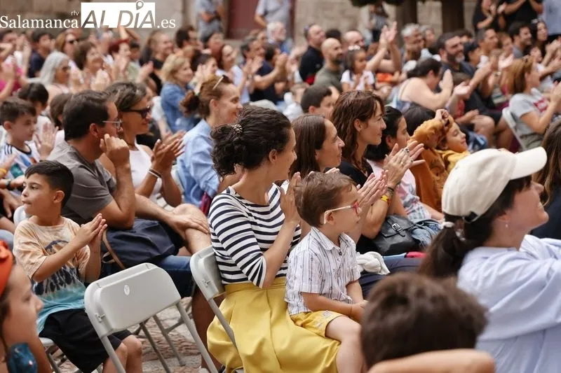 'Rodeo', de la compañía La Banda del Otro en el Patio Chico dentro del Festival de Artes de Calle. Fotos: David Sañudo