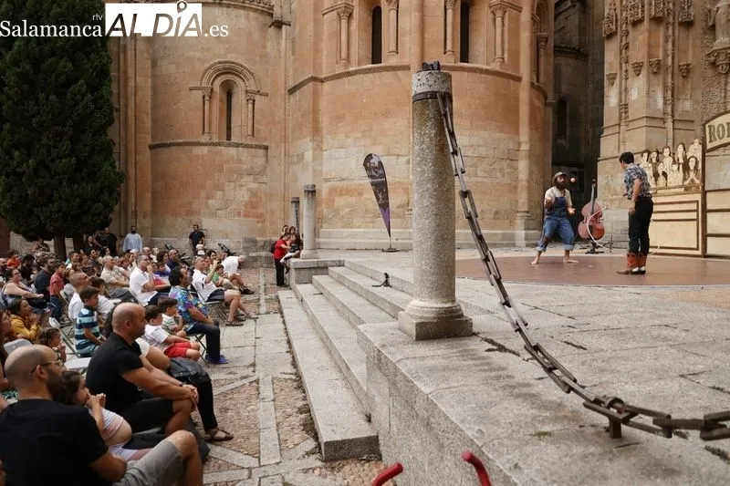 'Rodeo', de la compañía La Banda del Otro en el Patio Chico dentro del Festival de Artes de Calle. Fotos: David Sañudo