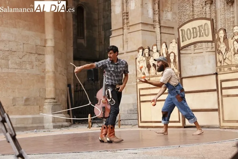 'Rodeo', de la compañía La Banda del Otro en el Patio Chico dentro del Festival de Artes de Calle. Fotos: David Sañudo