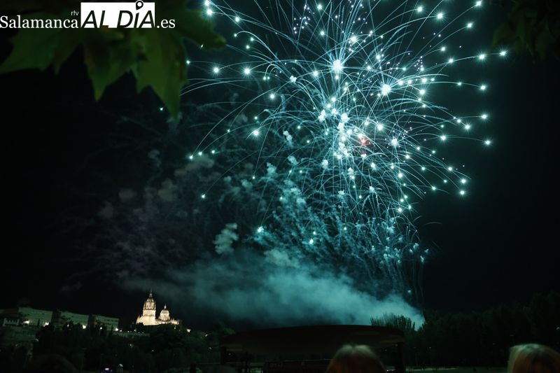 El cielo de Salamanca se ilumina para anunciar el inicio de las Ferias y Fiestas