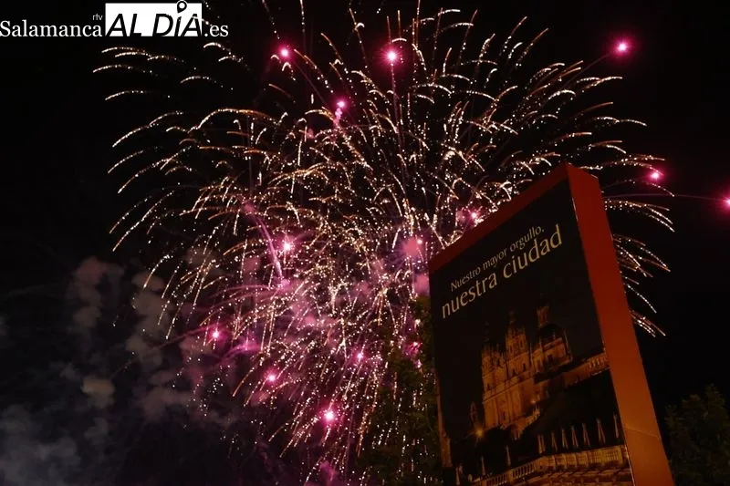 Espectáculo pirotécnico 'Vulcano Magia' en el entorno del Puente Romano. Fotos: David Sañudo