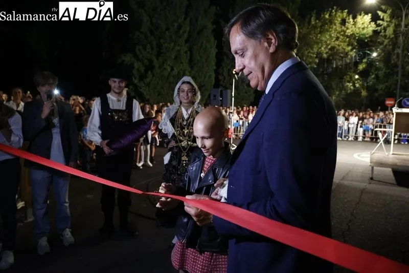 Encendido del alumbrado del Recinto Ferial de la La Aldehuela con M4RÍA, ‘la Princesa Guerrera Futbolera’. Fotos: David Sañudo