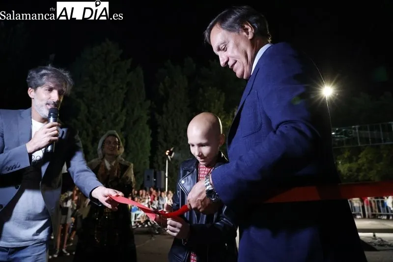 Encendido del alumbrado del Recinto Ferial de la La Aldehuela con M4RÍA, ‘la Princesa Guerrera Futbolera’. Fotos: David Sañudo