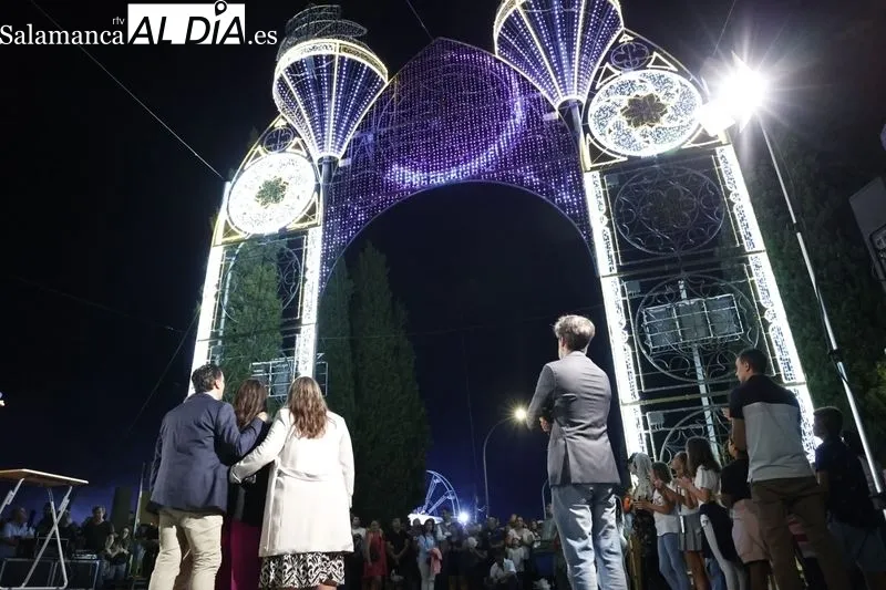 Encendido del alumbrado del Recinto Ferial de la La Aldehuela con M4RÍA, ‘la Princesa Guerrera Futbolera’. Fotos: David Sañudo