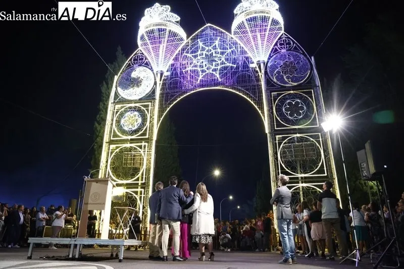 Encendido del alumbrado del Recinto Ferial de la La Aldehuela con M4RÍA, ‘la Princesa Guerrera Futbolera’. Fotos: David Sañudo