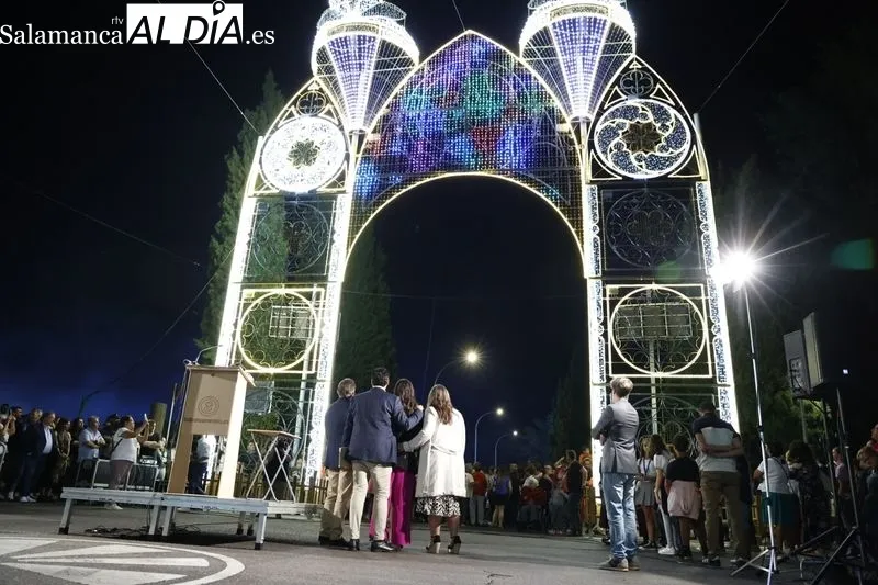 Encendido del alumbrado del Recinto Ferial de la La Aldehuela con M4RÍA, ‘la Princesa Guerrera Futbolera’. Fotos: David Sañudo