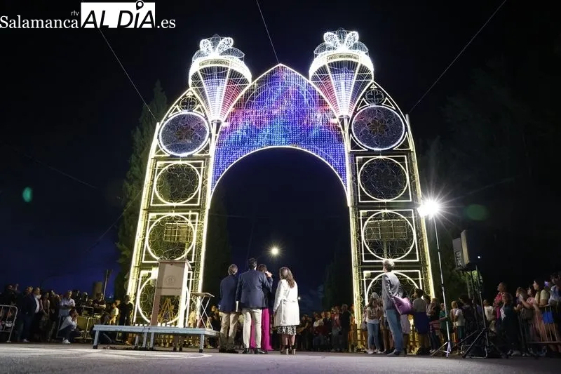 Encendido del alumbrado del Recinto Ferial de la La Aldehuela con M4RÍA, ‘la Princesa Guerrera Futbolera’. Fotos: David Sañudo