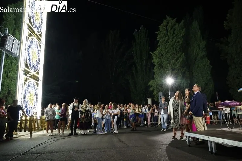 Encendido del alumbrado del Recinto Ferial de la La Aldehuela con M4RÍA, ‘la Princesa Guerrera Futbolera’. Fotos: David Sañudo