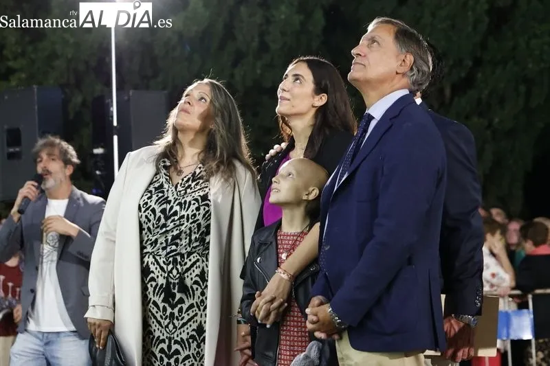 Encendido del alumbrado del Recinto Ferial de la La Aldehuela con M4RÍA, ‘la Princesa Guerrera Futbolera’. Fotos: David Sañudo