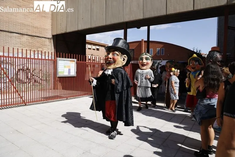 Cabezudos y charangas por el centro de Salamanca. Fotos: David Sañudo