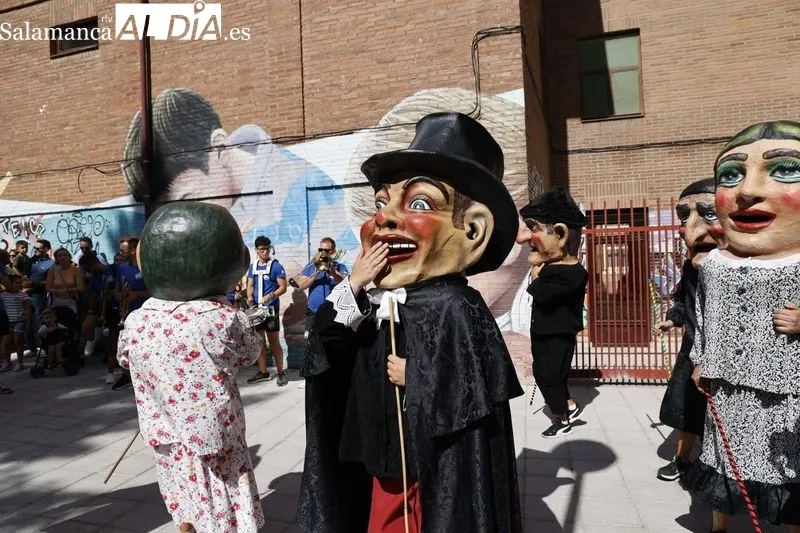 Cabezudos y charangas por el centro de Salamanca. Fotos: David Sañudo