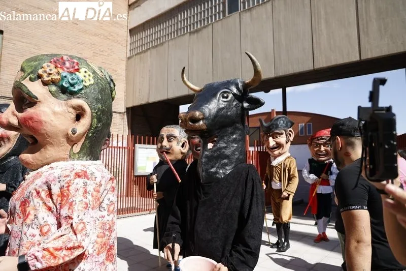 Cabezudos y charangas por el centro de Salamanca. Fotos: David Sañudo