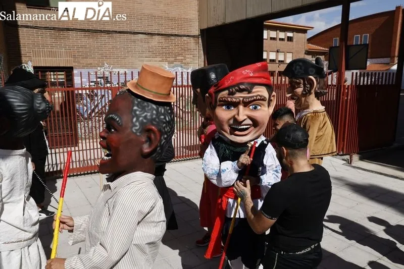 Cabezudos y charangas por el centro de Salamanca. Fotos: David Sañudo