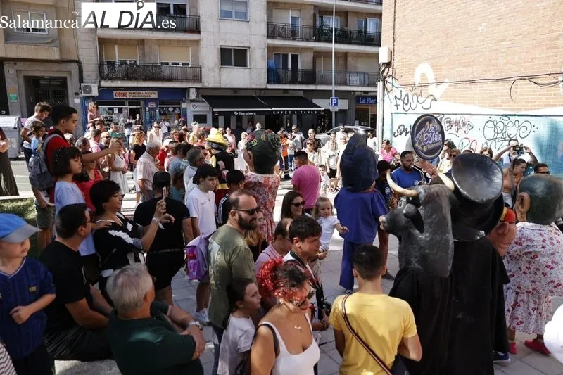 Cabezudos y charangas por el centro de Salamanca. Fotos: David Sañudo