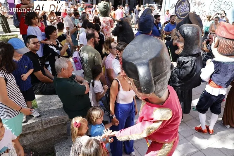 Cabezudos y charangas por el centro de Salamanca. Fotos: David Sañudo