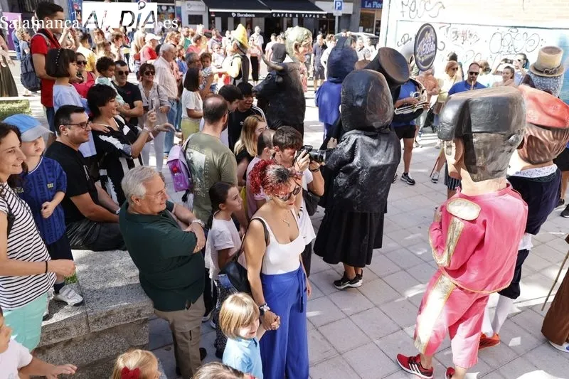 Cabezudos y charangas por el centro de Salamanca. Fotos: David Sañudo
