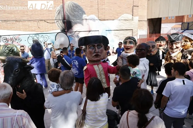 Cabezudos y charangas por el centro de Salamanca. Fotos: David Sañudo