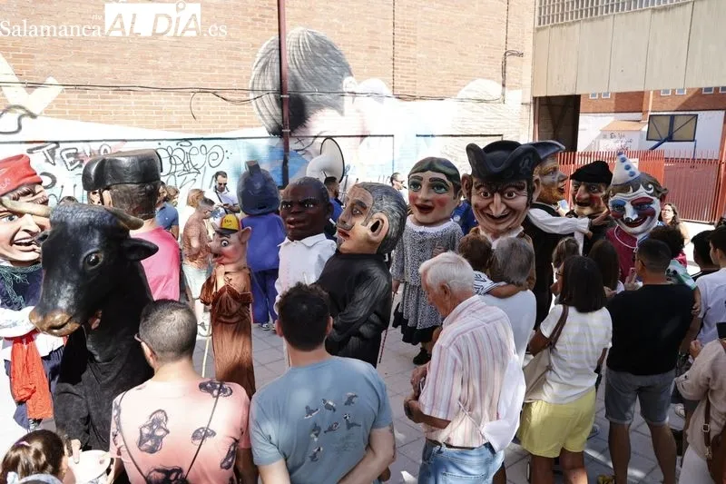 Cabezudos y charangas por el centro de Salamanca. Fotos: David Sañudo