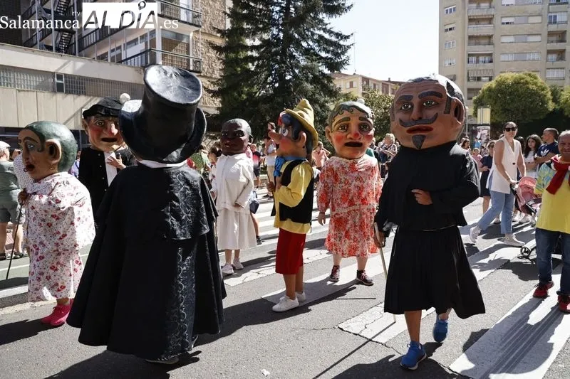 Cabezudos y charangas por el centro de Salamanca. Fotos: David Sañudo