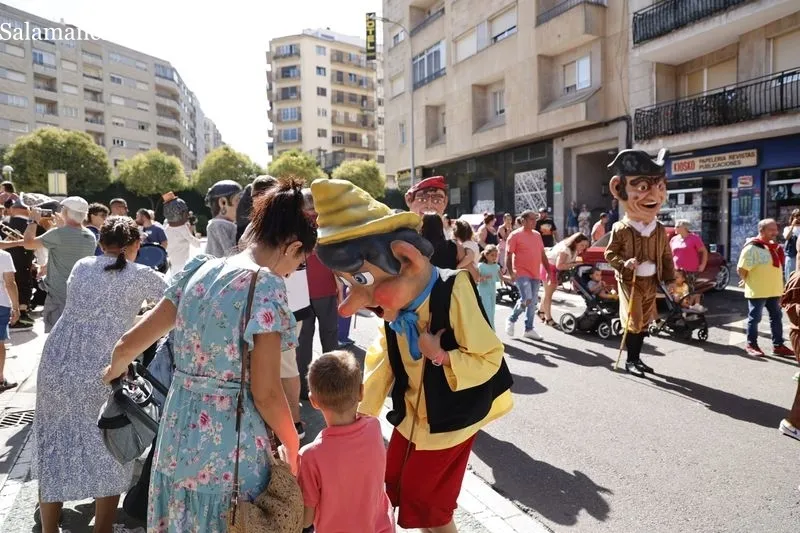 Cabezudos y charangas por el centro de Salamanca. Fotos: David Sañudo